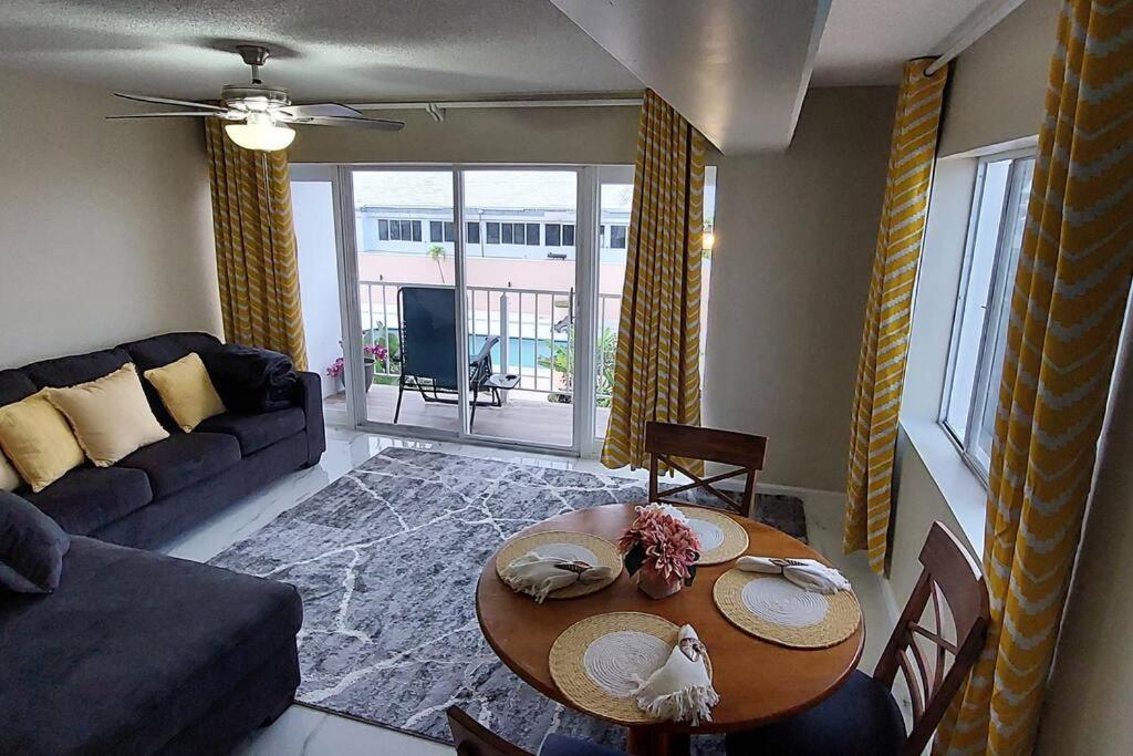 Nassau Harbour Cozy 2 Bedroom Condo Bagian luar foto